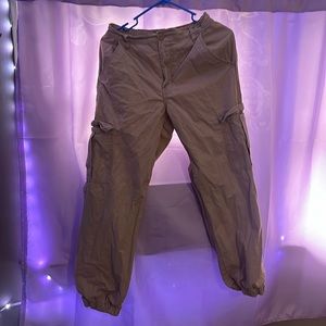 Cute Aeropostale khaki cargos perfect for spring time and go well with anything